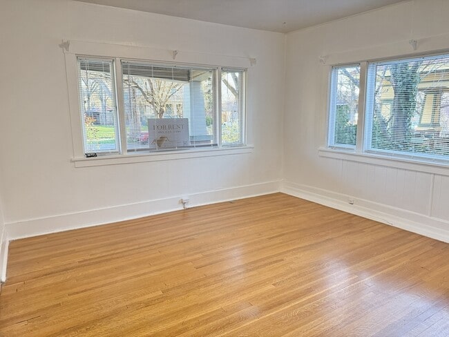 Building Photo - 925 Wilson Ave S