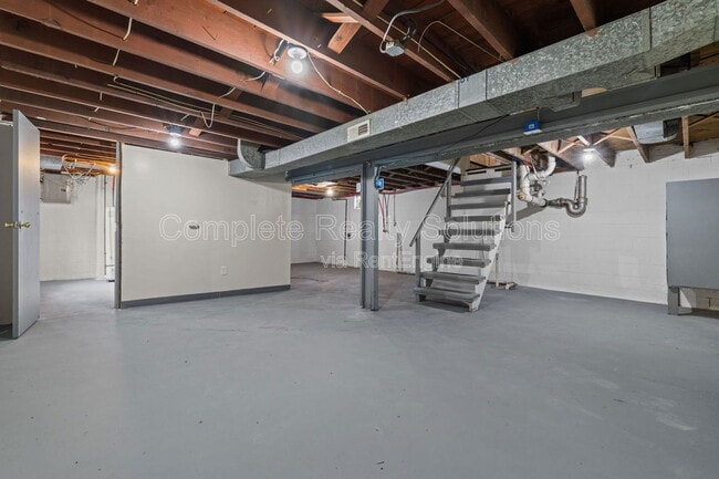 Building Photo - 375 Adrian Dr