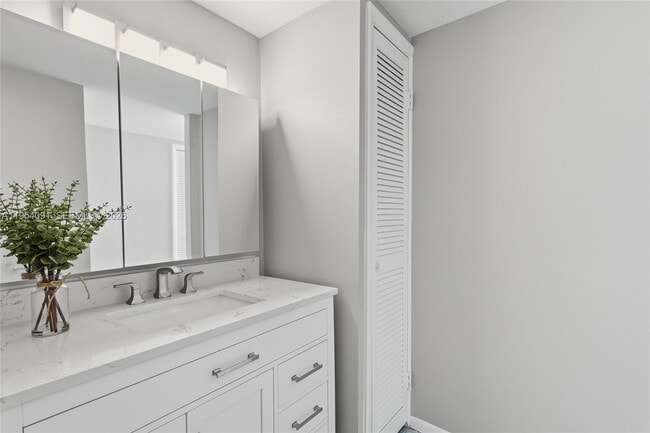 Building Photo - 1345 Lincoln Rd