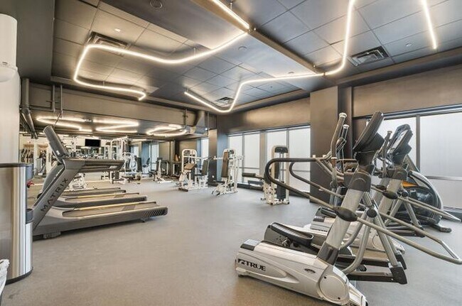 Building Photo - 933 W Van Buren St