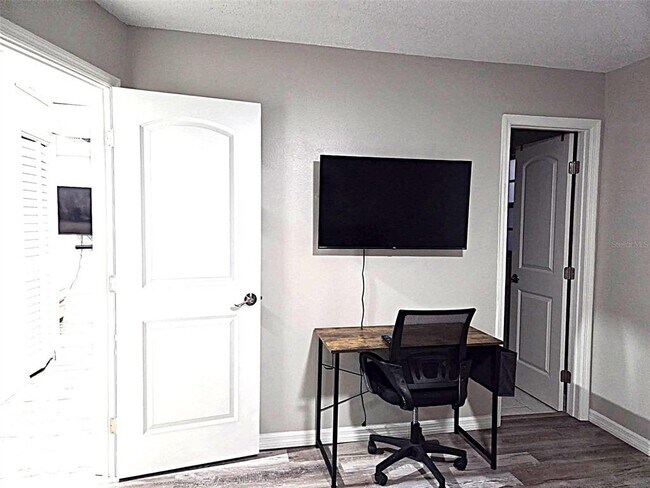Building Photo - 8024 Candlewoode Dr