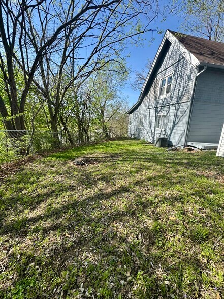 Building Photo - 616 E 6th St