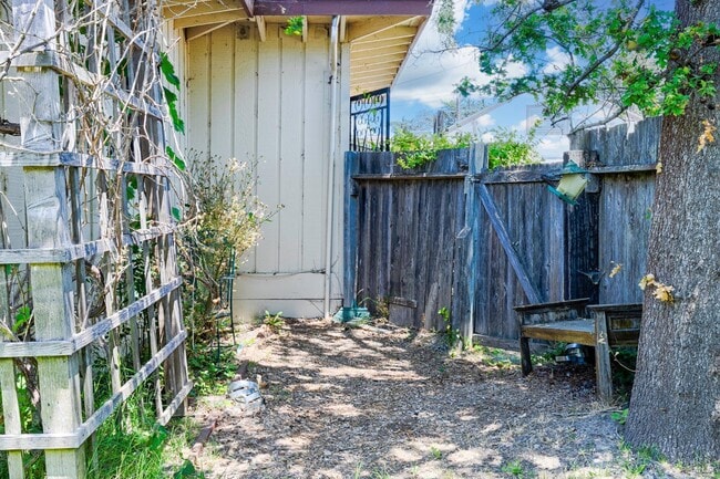 Building Photo - 20 Eucalyptus Rd