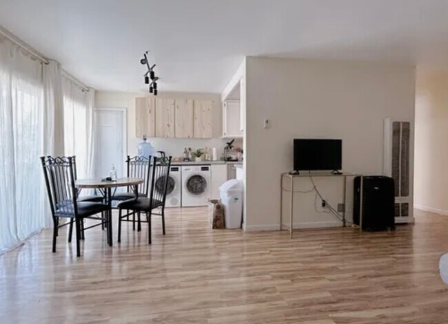 Building Photo - 280 Easy St