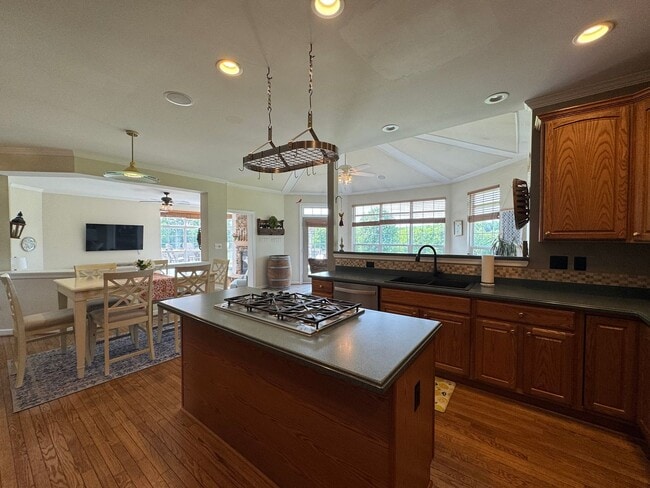 Building Photo - Fantastic 4 Bed 2.5 Bath Single Family Hom...
