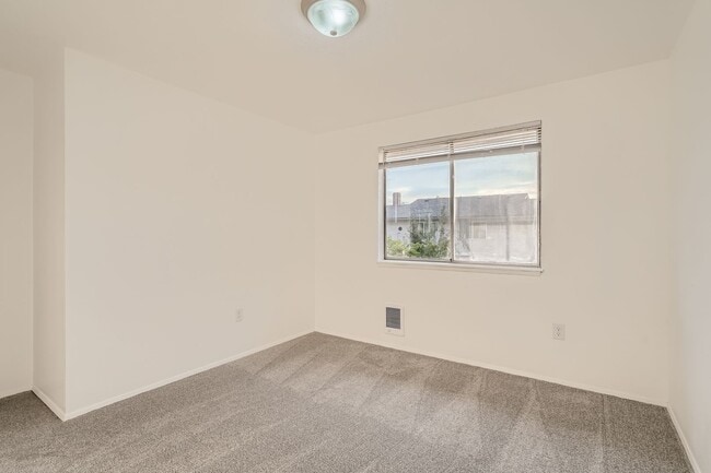 Building Photo - 2025 C St SE