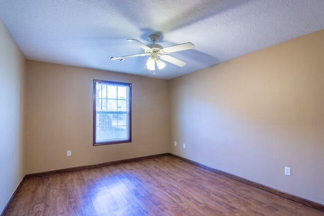 Building Photo - 303 6th Ave