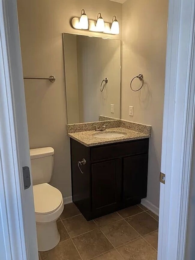Building Photo - Spacious and well kept 2 bedroom home