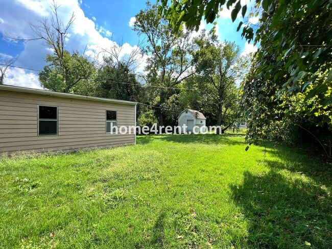 Building Photo - Cozy Ranch Style Home in KCMO w/ Wood Floors and a Fenced in Yard!