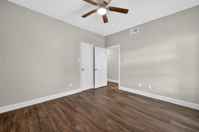 Building Photo - 9707 Richmond Ave