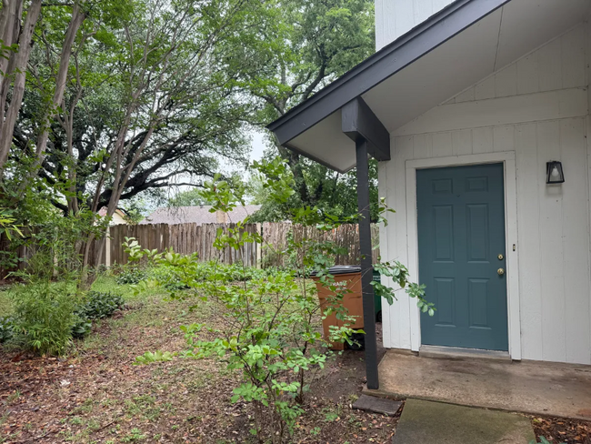 Building Photo - 301 Villa Oaks Cir