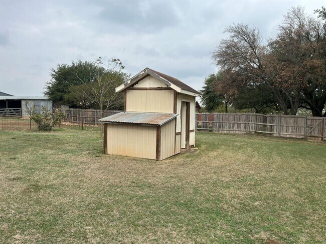 Building Photo - 670 Farm to Market 1626