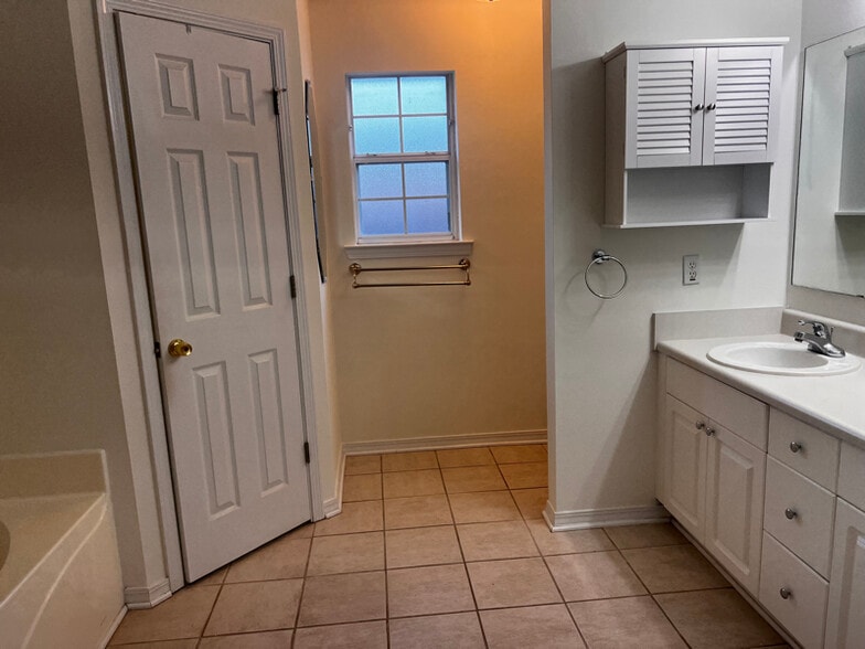 Building Photo - 8080 Castle Pointe Way