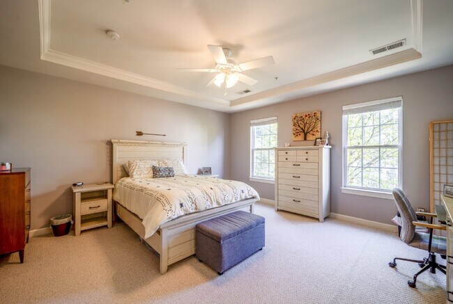 Building Photo - Bright and Modern Home with Prime Commuter...
