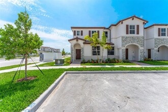 Building Photo - $2400 2803 SE 26 Ave # 2803