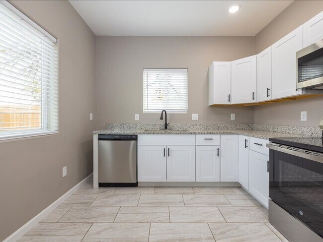 Building Photo - 2 Bedroom 1 Bathroom