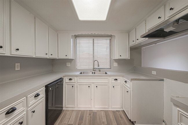 Building Photo - 1614 Talbrook Dr