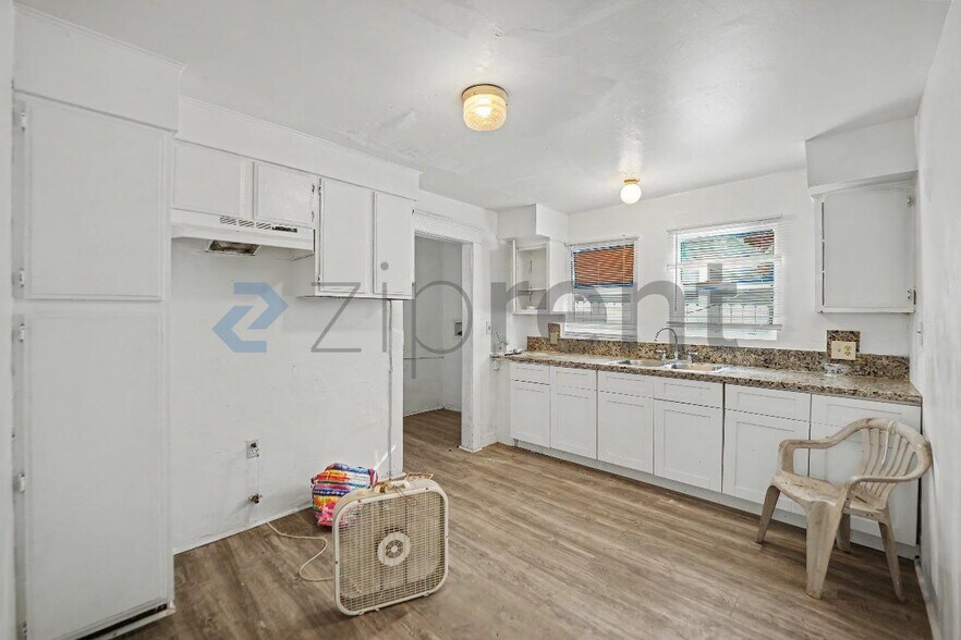 Building Photo - Unit