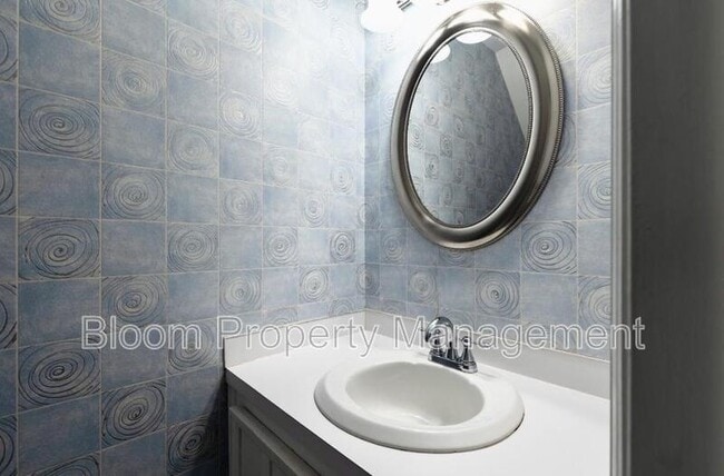 Building Photo - 579 Travelers Blvd