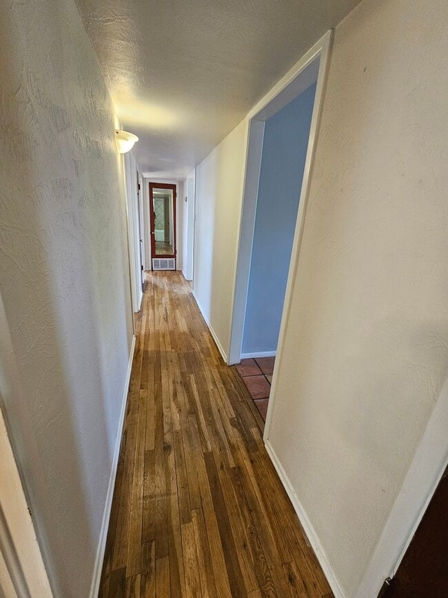 Building Photo - Beautifully maintained 3 bdrm/2 bath with ...