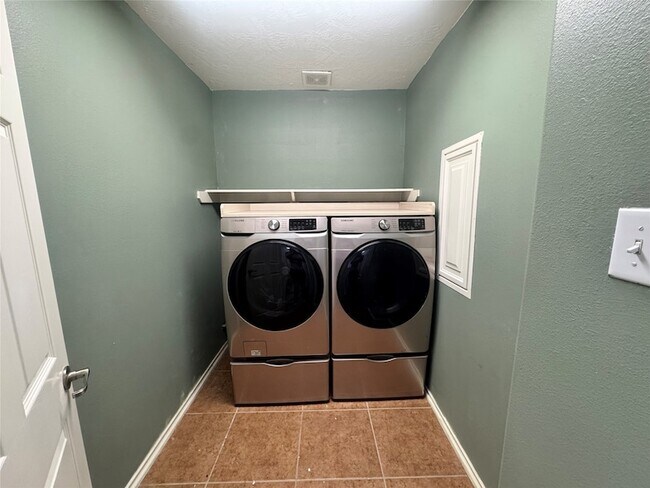 Building Photo - 14 Harbinger Ct