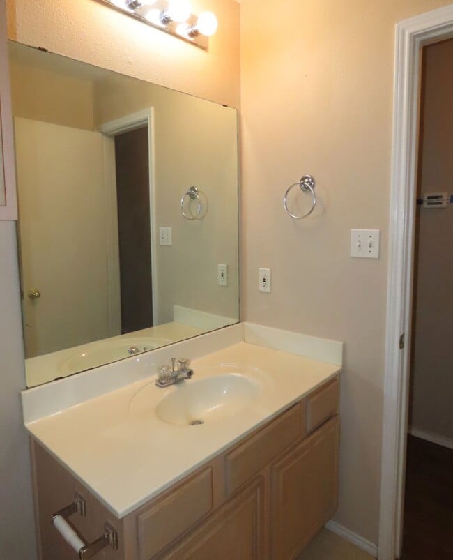 Building Photo - Charming 3 Bedroom, 2 Bath House in Flint-...