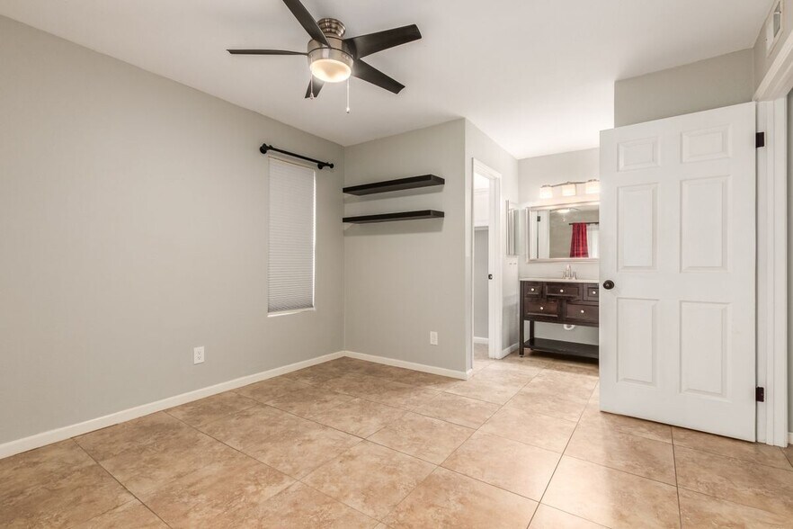 Building Photo - 850 S River Dr