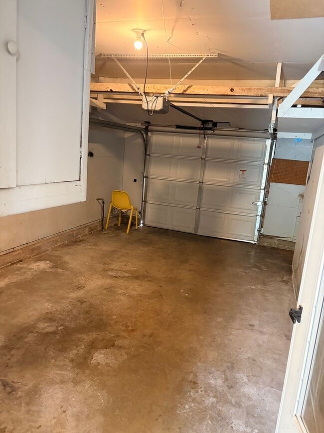 Building Photo - South Side-  4Bed/2 Bath Home