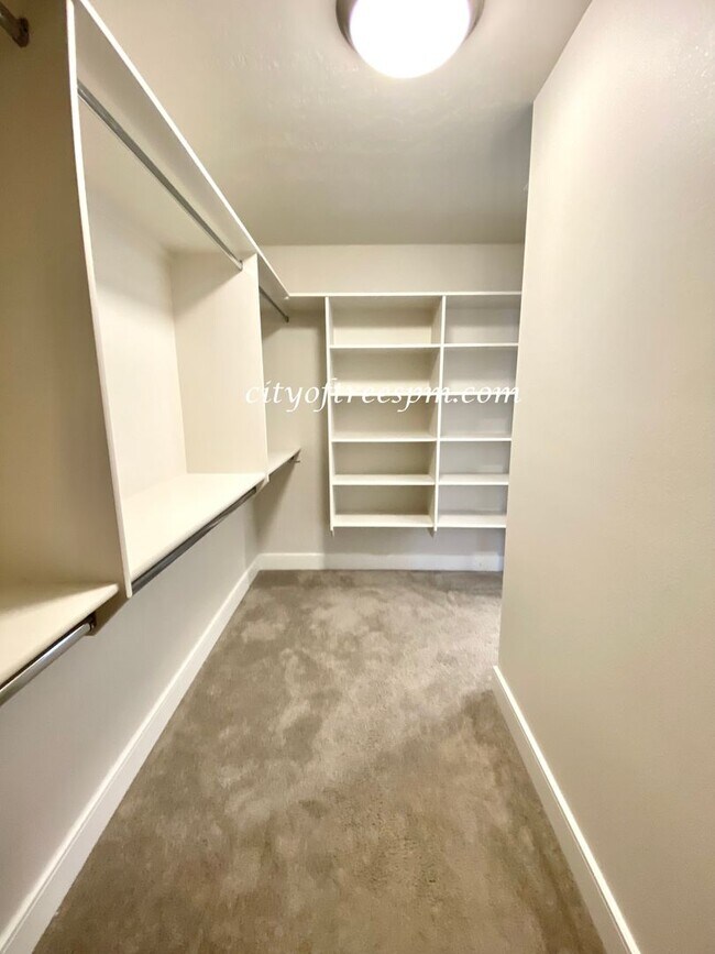 Building Photo - BEAUTIFUL 4 bed 2 1/2 Bath Located in Cent...