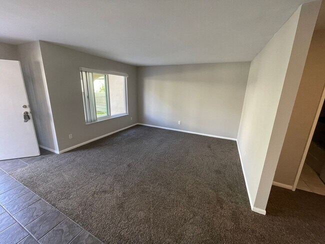 Building Photo - Bright 2bd/2bth in Quiet Del Mar Gated Community