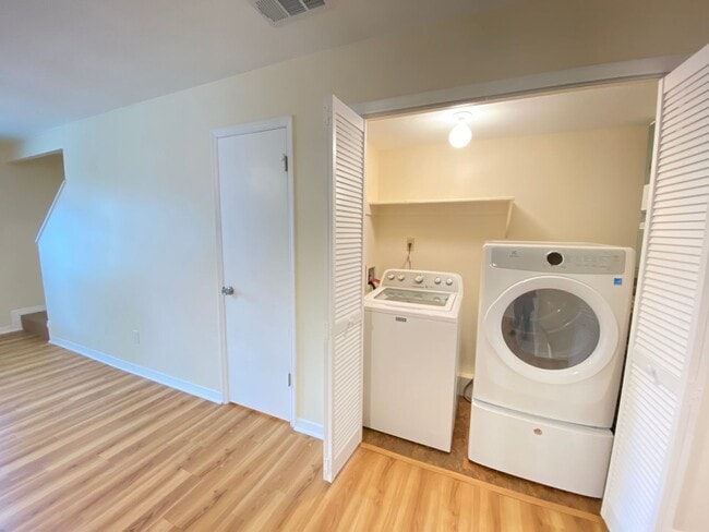 Building Photo - Wow! 2 bedroom, 2.5 bath, two story townho...