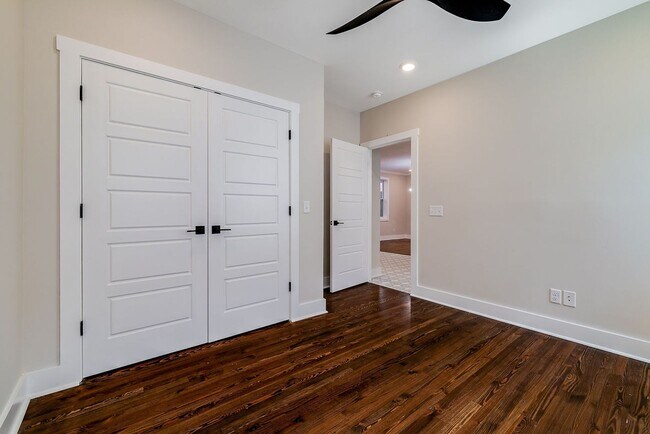 Building Photo - 905 E Park Ave