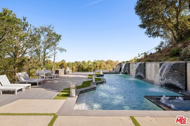 Building Photo - 15438 Mulholland Dr