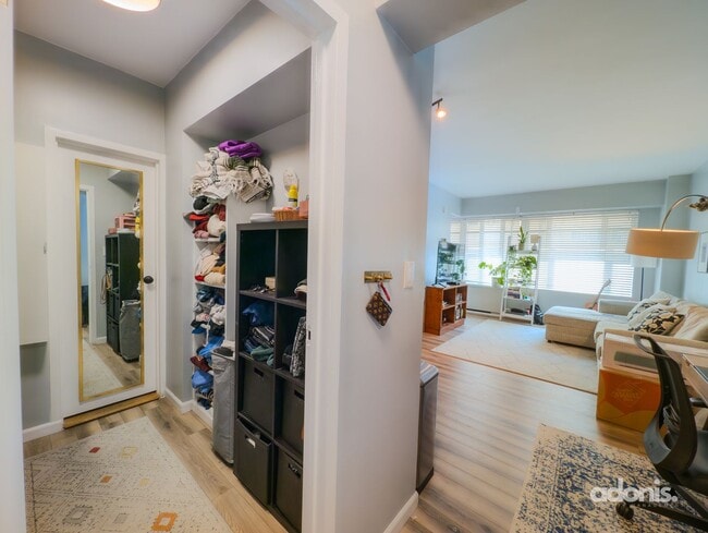 Building Photo - Modern, Light-Filled Junior 1BR in Prime Dupont Location