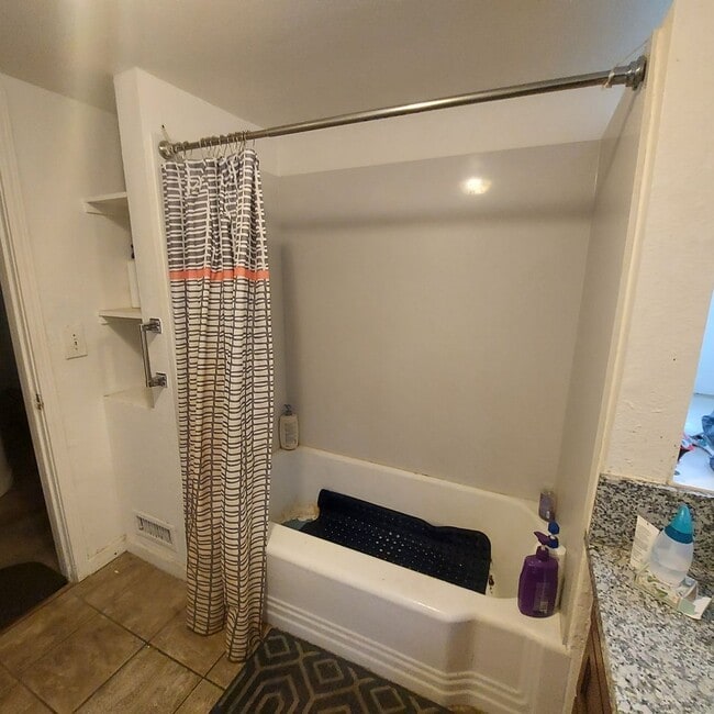 Building Photo - Spacious 5 bedroom home in Carmichael