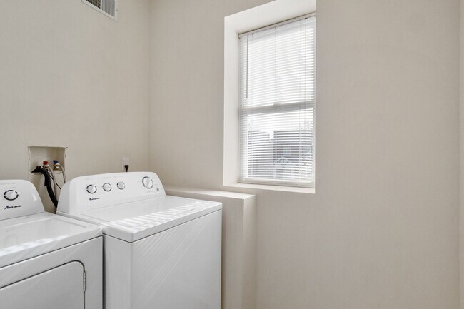 Building Photo - 2 Story Home in Botanical Heights (Optiona...