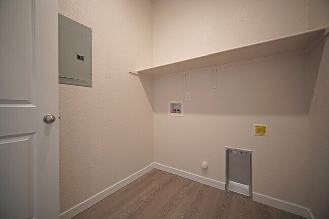 Building Photo - brand-new, never-before-lived-in 3-bedroom, 2-bathroom home with solar!