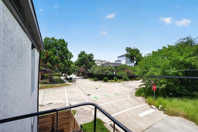 Building Photo - 3701 Hutchins St