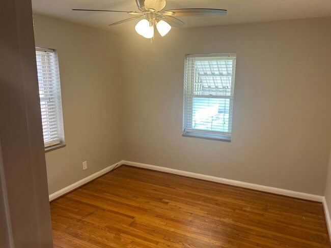 Building Photo - Lovely refreshed Southhampton home