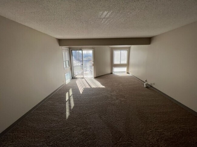 Building Photo - Conveniently Located Downtown Apartment!