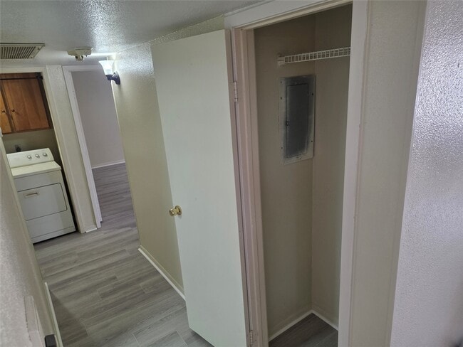 Building Photo - 3025 Walnut Bend Ln