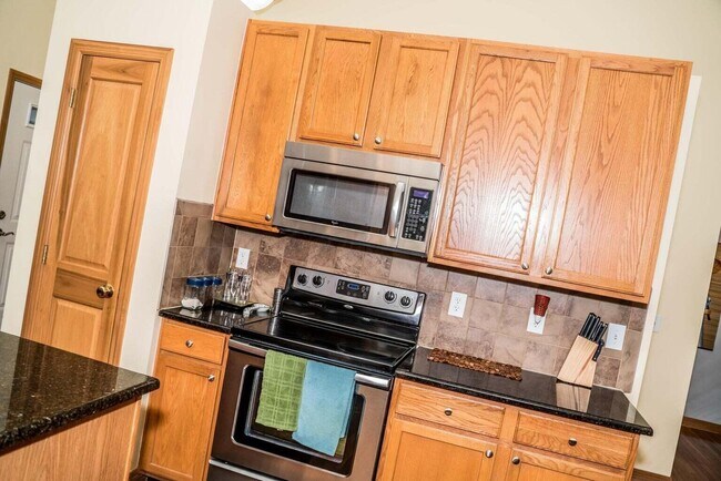 Building Photo - 1664 Boxwood Dr