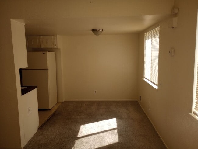 Building Photo - 2 bed, 1 Bath, 900 sqft with washer/dryer hookups and 1 car garage