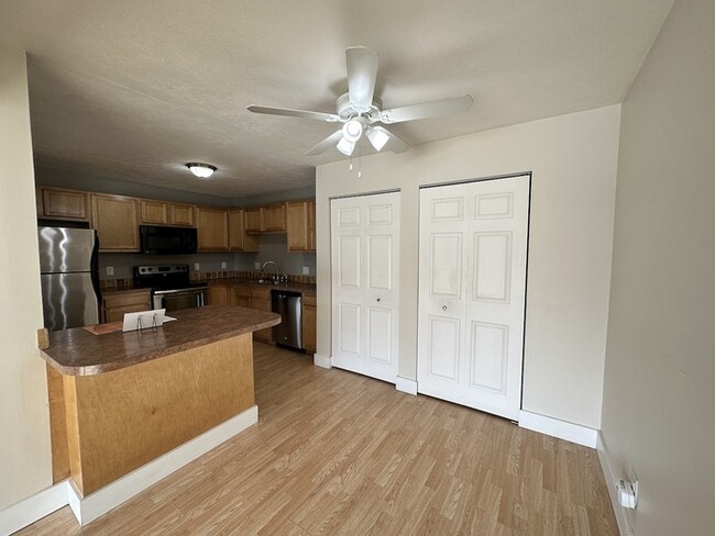 Building Photo - Villas of Cascade 2 Bedroom Condo Upper Unit