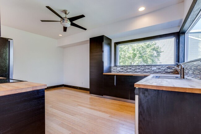 Building Photo - Available MAY 2026 - 2 Bedroom, 2 Bath Home w/ CRAZY City Views!