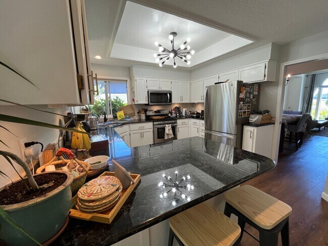 Building Photo - Beautiful 4Bd + 3Ba in Portland!! Offers Beautiful Outdoor Views and Great Gardening Backyards!!