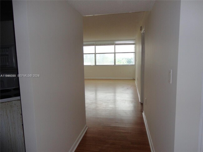 Building Photo - 1300 NE Miami Gardens Dr