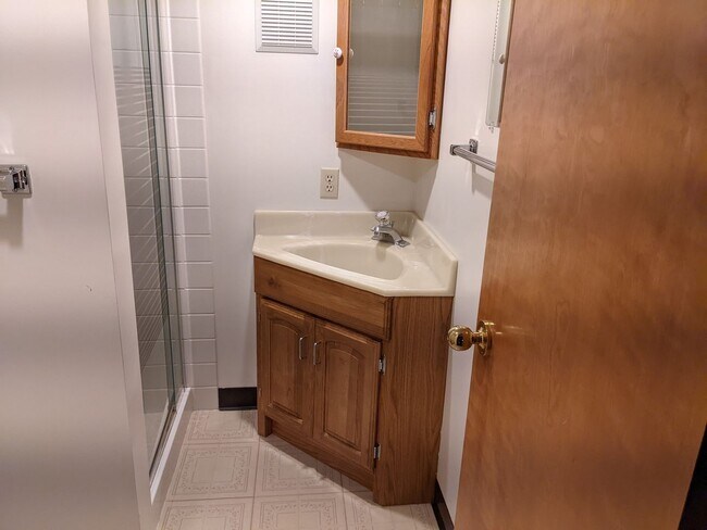 Building Photo - Large 3+ bedroom