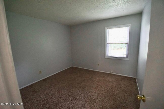 Building Photo - 115 Village Cir