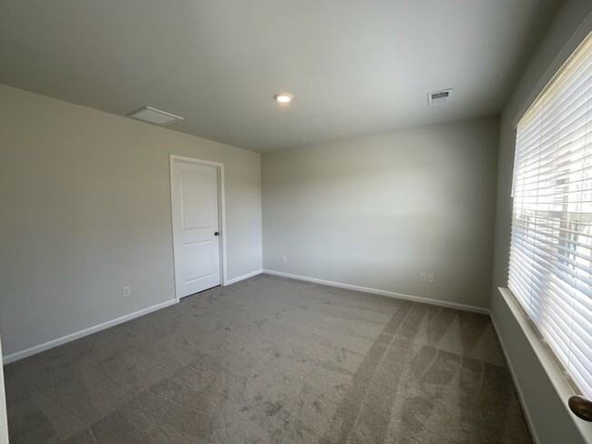 Building Photo - 3br 2ba w/ Community Pool